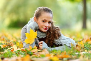 woman portret in autumn leaf close up